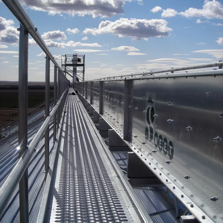 QL 17 Series Flat Bottom Drag Conveyors are designed for durability and long-lasting performance