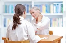 Médico del dolor examinando al paciente