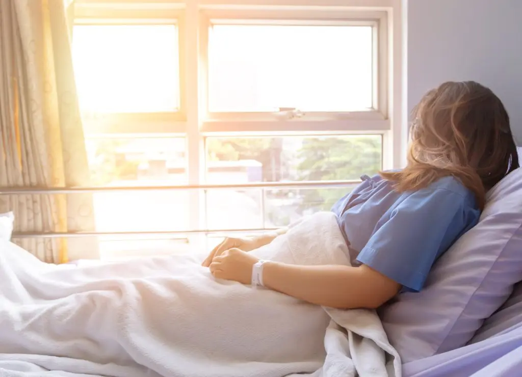 el paciente mira fuera del hospital en busca de oportunidades y una vida mejor,Los pacientes se alegran recuperado de la enfermedad.