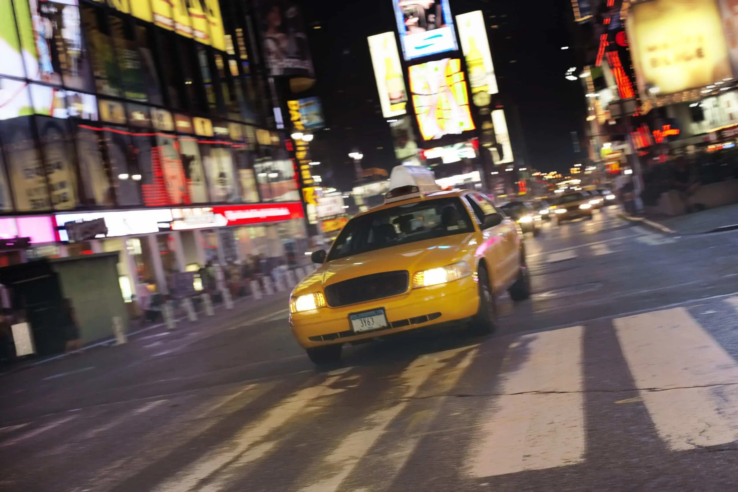 taxi en nueva york a punto de tener un accidente de coche