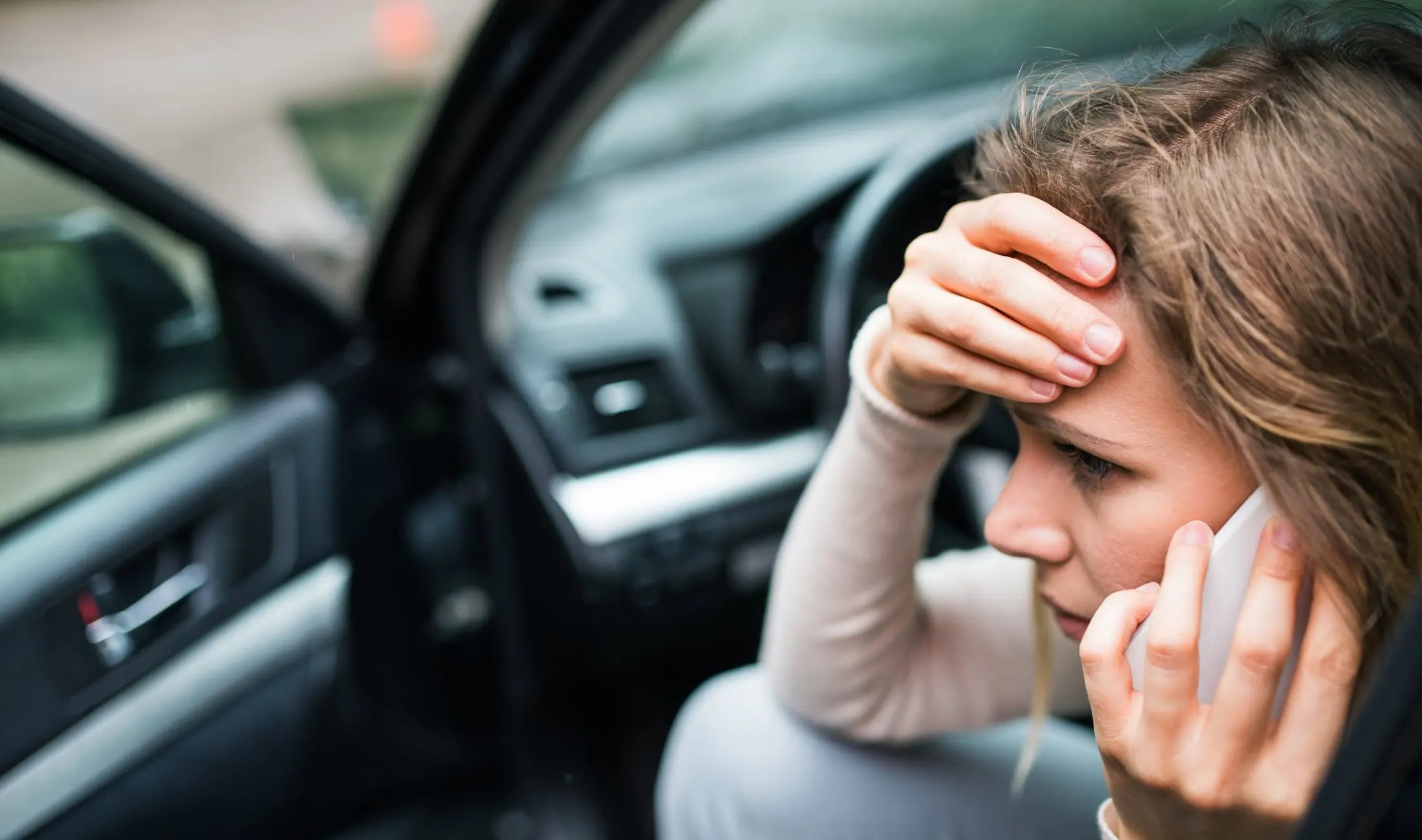 mujer de nueva york al teléfono tras un accidente de coche