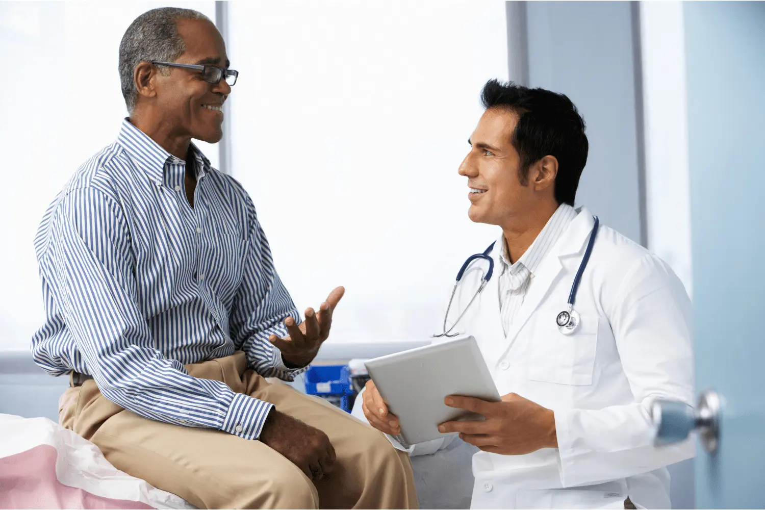 Un médico habla con un paciente sobre sus problemas de salud durante una consulta médica