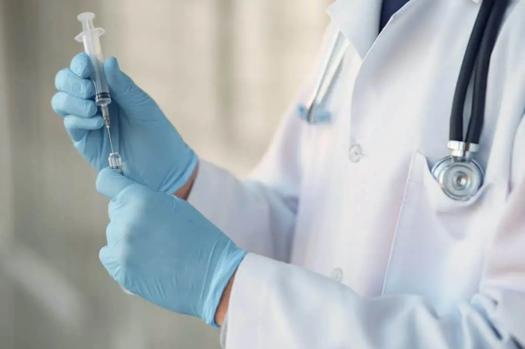 Médico evaluando al paciente para el tratamiento del dolor tras un accidente.