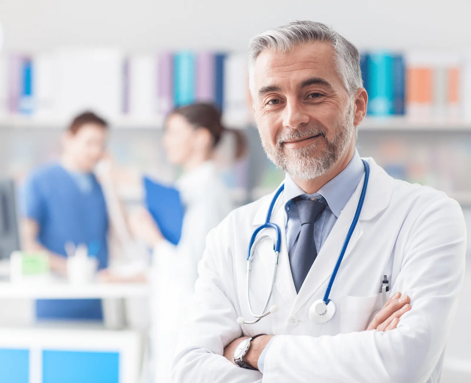 Médico de pie en una farmacia