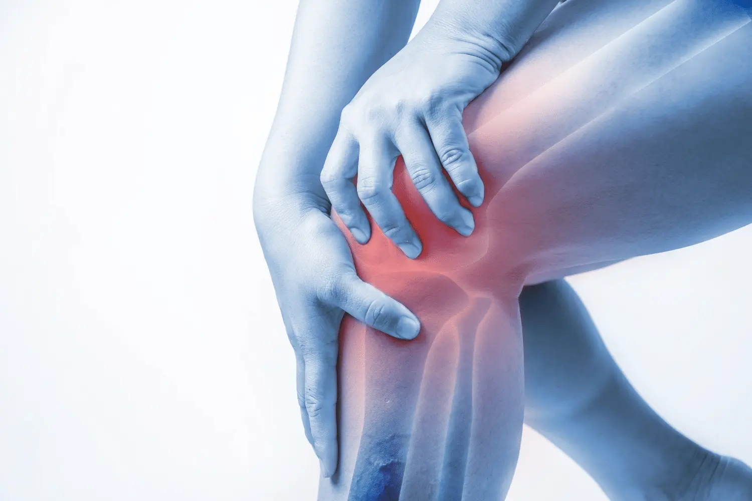 Primer plano de una rodilla en el que se destaca la lesión y unas manos que la sujetan