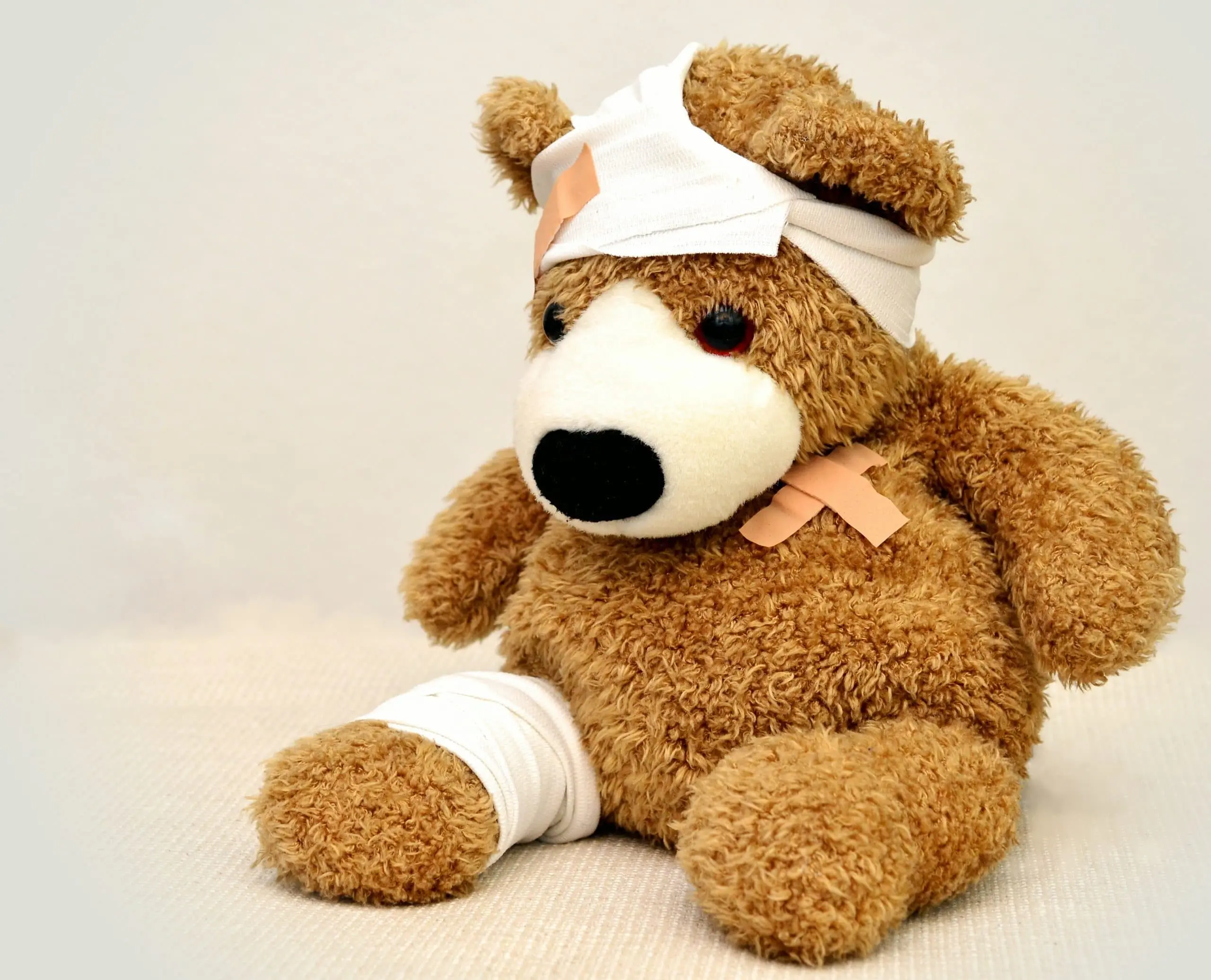 Osito de peluche con vendajes