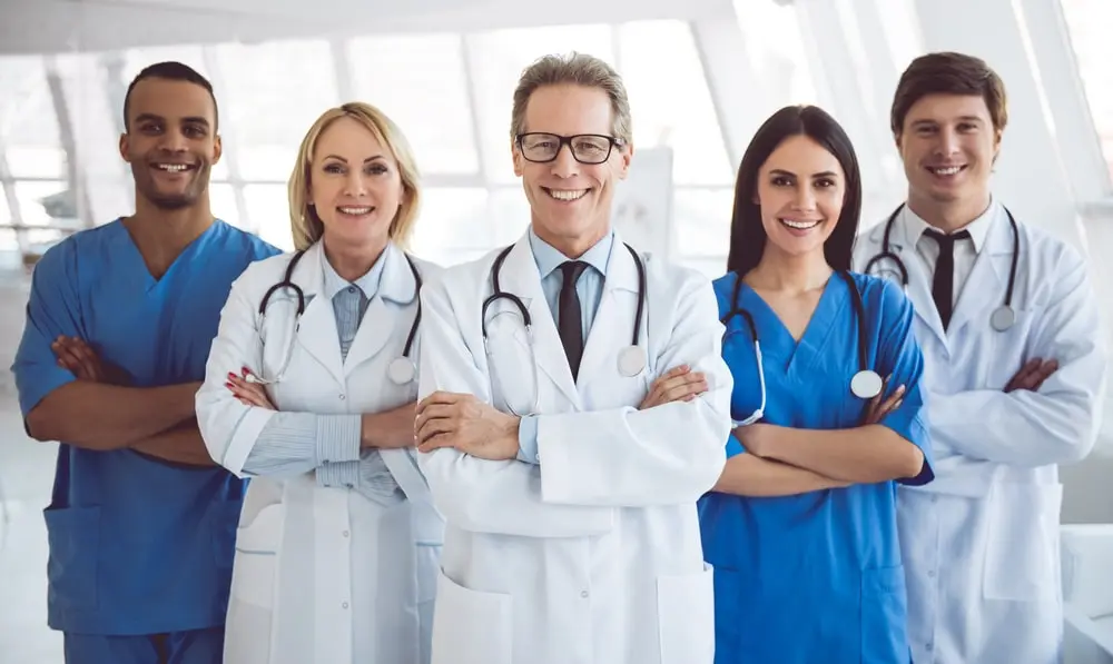 Expertos médicos debaten sobre las lesiones laborales.