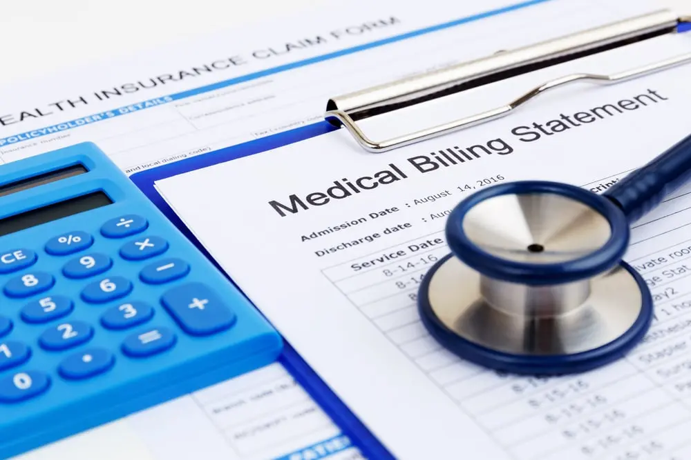 Médico revisando la factura médica con el paciente.