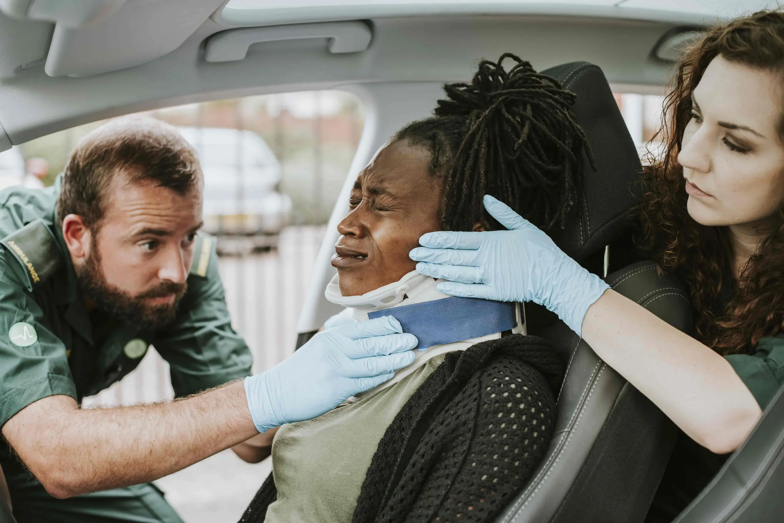 5 maneras en que los quiroprácticos pueden ayudar con el dolor de cuello y espalda causado por accidentes automovilísticos