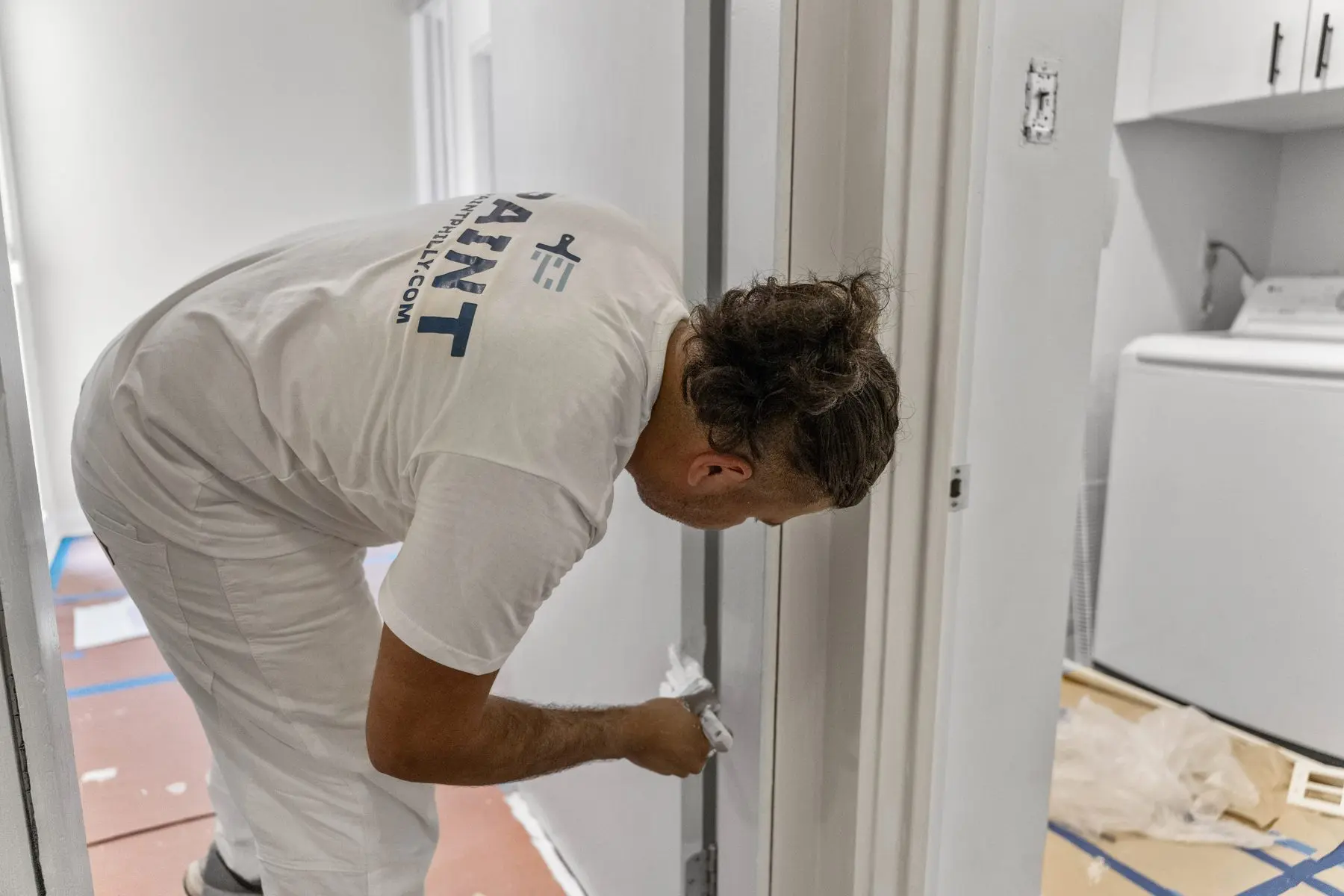 PAINT painter cutting in a door jamb