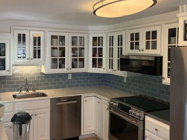 kitchen cabinets, freshly painted by Lauro Painting