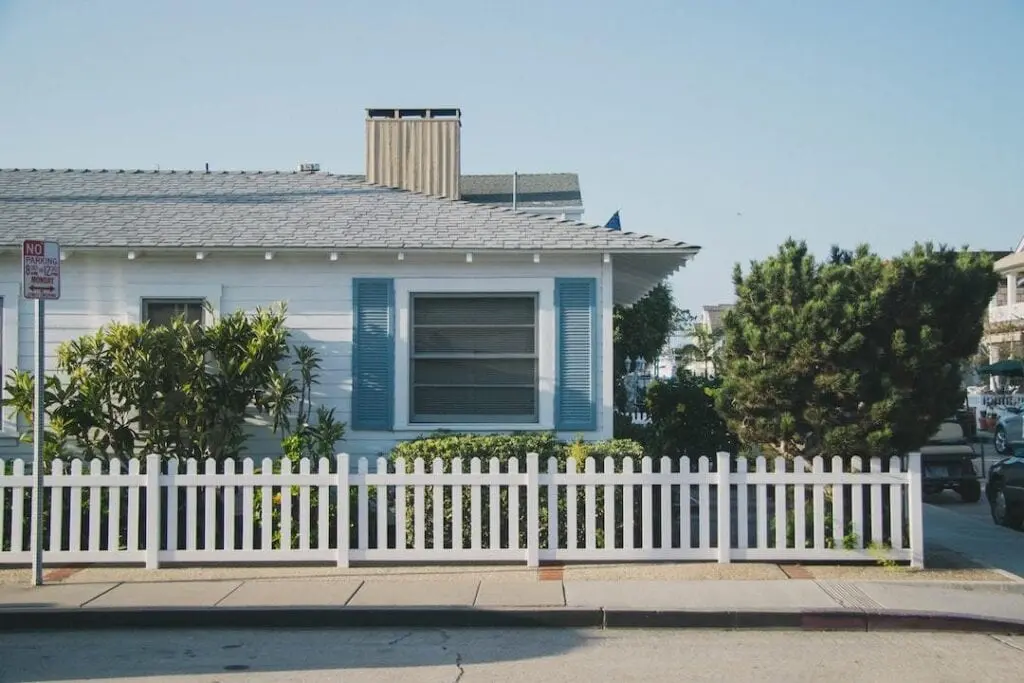 should i paint my house before selling it
