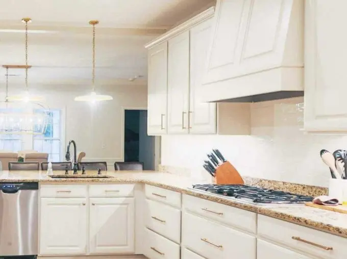 Kitchen Cabinets painted with Benjamin Moore White Duck 7010 BM
