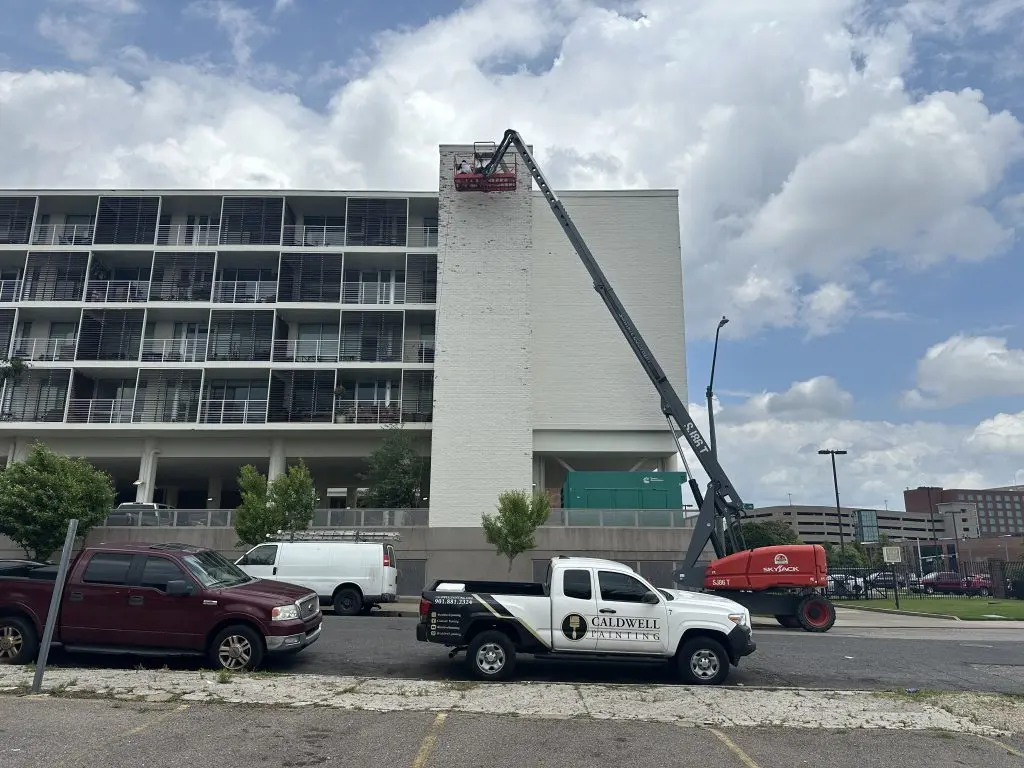 picture of commercial painter in memphis TN using sherwin williams white duck in Loxon XP