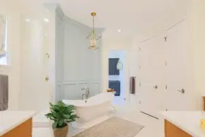 Picture of a bathroom painted with Aura eggshell color Smoke 2122-40