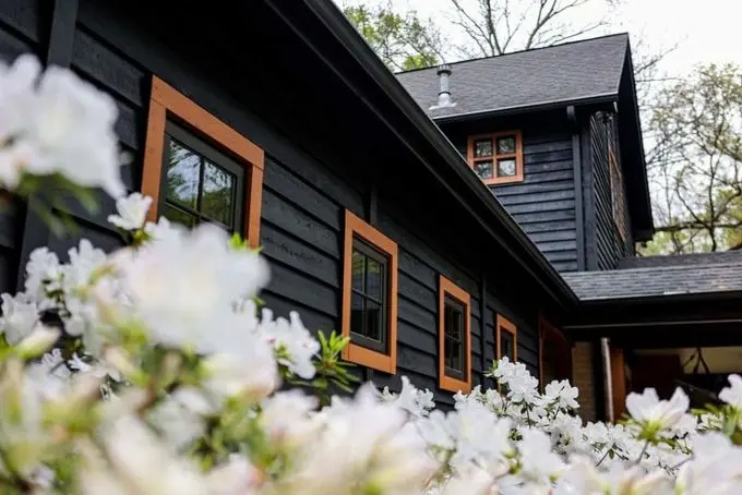benjaminmoorewoodluxesolidstain exterior cedar siding stained with benjamin Moore woodluxe in a solid dark stain done local house painting service
