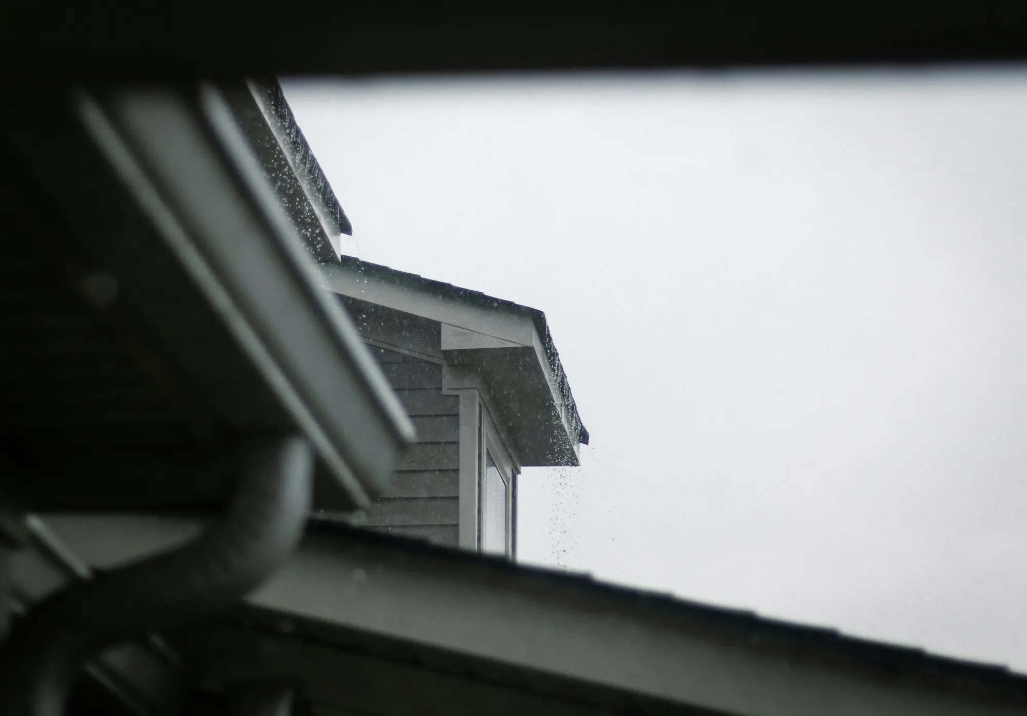 Roof edge and gutter system on a home