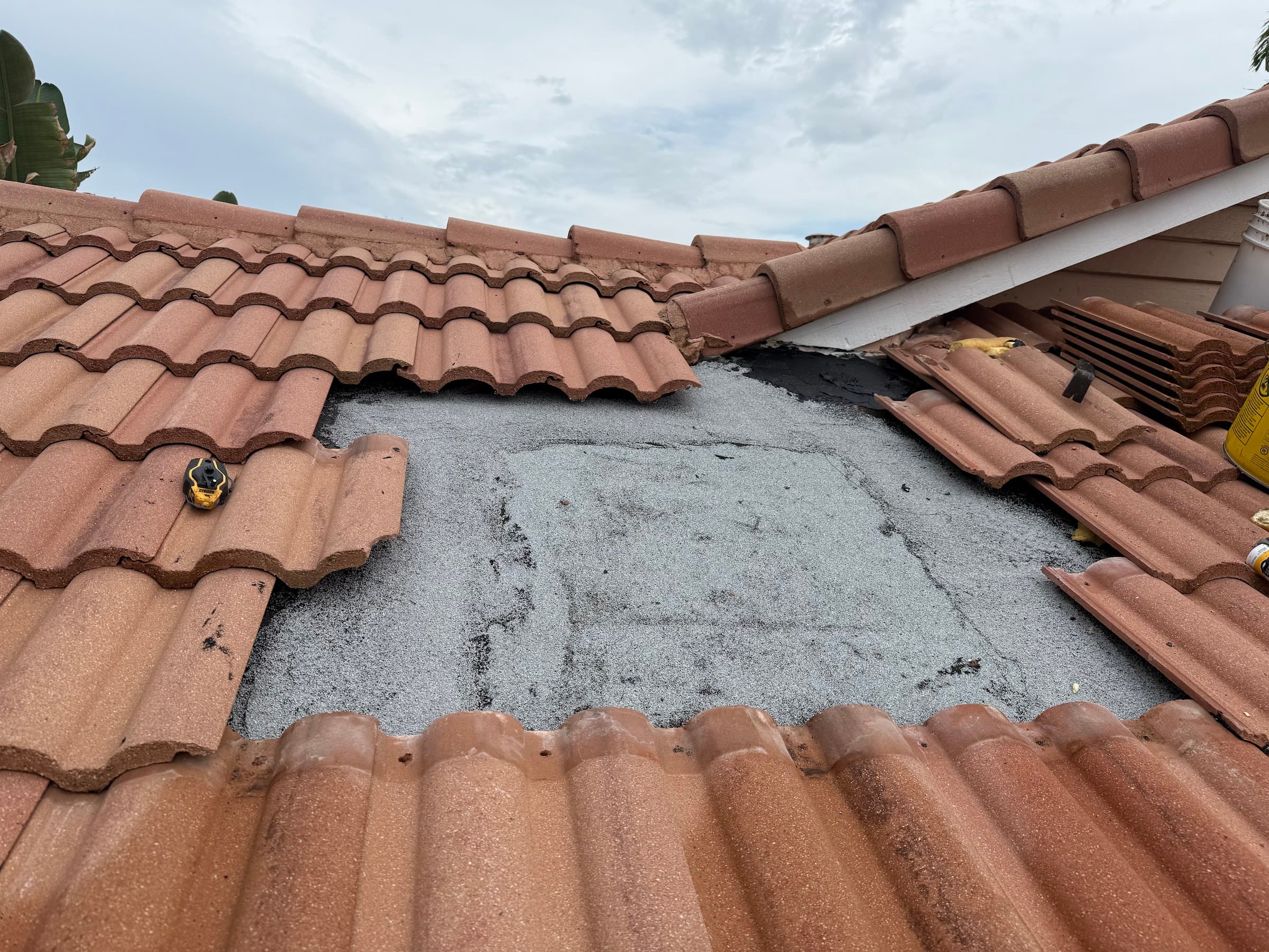 Tile roof repair with fresh mortar