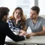 Un par de consultas con un ajustador de seguro público sobre su proceso de reclamación de seguro.